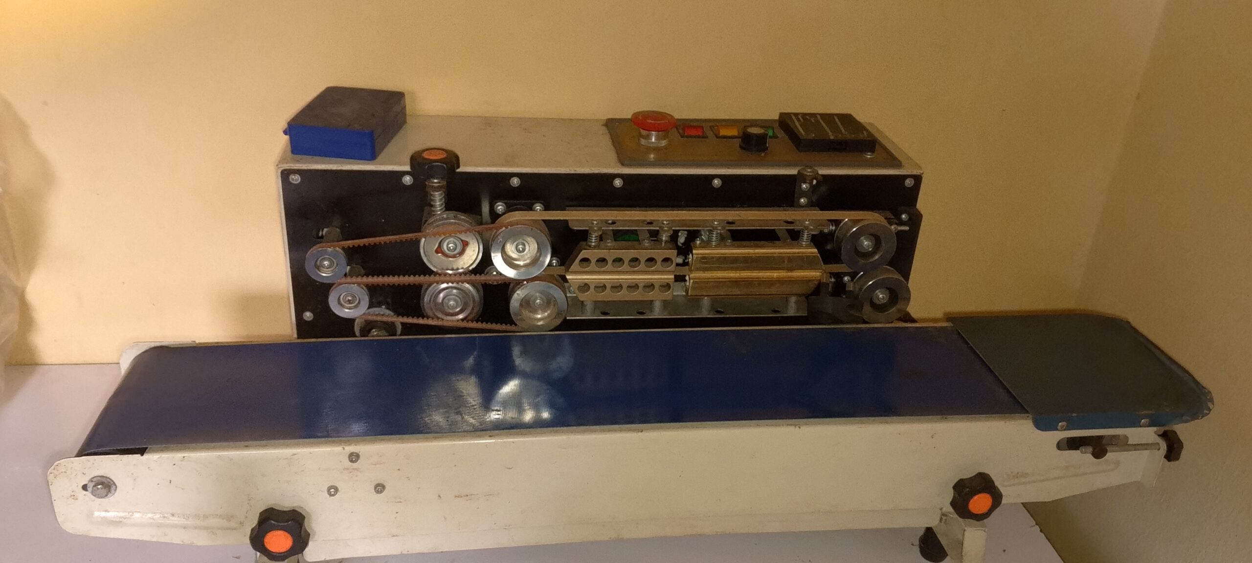 Industrial sealing machine